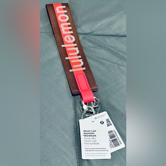 *NWT* Lululemon Never Lost Keychain *Wordmark Ancient Copper Glaze Pink White - Picture 2 of 4